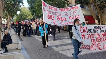 Μαθητές και φοιτητές στην πορεία διαμαρτυρίας στο Ηράκλειο