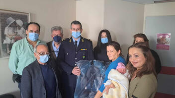 "Η οδική ασφάλεια ξεκινάει από το μαιευτήριο" - Το δώρο της τροχαίας στο πρώτο μωρό του Αγίου Νικολάου