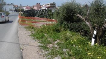 Δήμος Χερσονήσου: Ολοκληρώνεται το πεζοδρόμιο ανατολικά της πεζογέφυρας Γουρνών