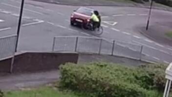 Ποδηλάτης εκτινάσσεται στον αέρα μετά από σύγκρουση με αυτοκίνητο - Σοκαριστικό βίντεο