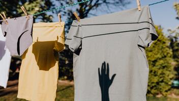 Πώς φεύγουν οι μυρωδιές από τα ρούχα χωρίς πλύσιμο