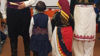 Η παράδοση πηγαίνει... Νηπιαγωγείο! Λιλιπούτειοι μαθητές γνωρίζουν τις κρητικές φορεσιές!