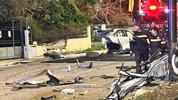 Σφοδρή σύγκρουση αυτοκινήτων στη Βουλιαγμένης - Τρεις σοβαρά τραυματίες 