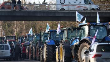 Γαλλία: Οι προτάσεις της κυβέρνησης δεν ικανοποιούν τους αγρότες