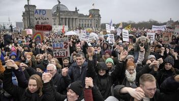 Γερμανία: Δεκάδες χιλιάδες άνθρωποι διαδήλωσαν κατά της ακροδεξιάς