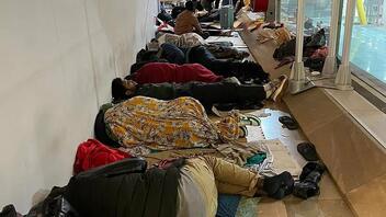 Ισπανία: Εκατοντάδες μετανάστες συνωστίζονται στο αεροδρόμιο της Μαδρίτης σε ανθυγιεινές συνθήκες
