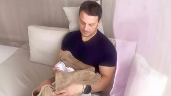 Ο Γιώργος Αγγελόπουλος αγκαλιά με τη νεογέννητη κόρη του!