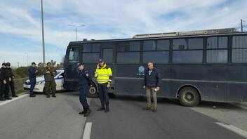 Αστυνομικό μπλόκο για τους αγρότες που κατευθύνονταν με τρακτέρ στη Θεσσαλονίκη