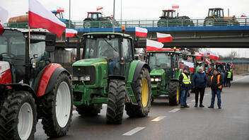 Πολωνία: Αγρότες απέκλεισαν αυτοκινητόδρομο σε σημείο των συνόρων με Γερμανία
