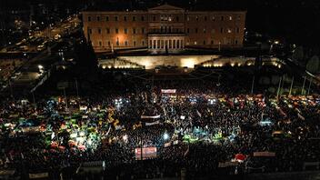 Χιλιάδες αγρότες κατέκλυσαν το κέντρο της Αθήνας - Ολονυχτία με τα τρακτέρ στο Σύνταγμα