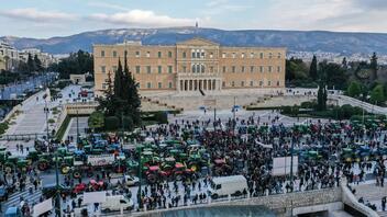 Τα διεθνή ΜΜΕ για τα τρακτέρ των αγροτών στο κέντρο της Αθήνας – «Χωρίς εμάς δεν τρως»