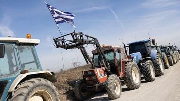 Αγρότες έκλεισαν την εθνική οδό στο 210ο χλμ πριν τη Λαμία