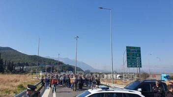 Λαμία: Αγροτική διαμαρτυρία εγκλωβίζει εκατοντάδες οδηγούς στον κόμβο του Μπράλου