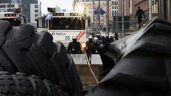 Ένταση στις Βρυξέλλες: Αγρότες προσπάθησαν να σπάσουν τον κλοιό της Αστυνομίας!