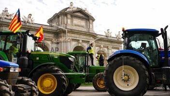 Οι αγρότες κατέβηκαν και πάλι με τρακτέρ στο κέντρο της Μαδρίτης