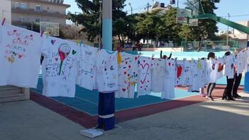 Τα "μπλουζάκια της Ευτυχίας" απλώθηκαν στο 41ο Δημοτικό Σχολείο Ηρακλείου