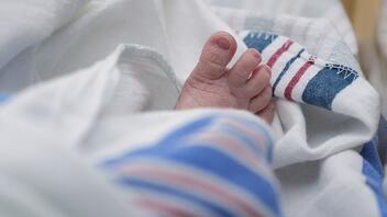 Τι απαντά το Υπουργείο Υγείας για τον "κόφτη" στις εξετάσεις για εξωσωματική γονιμοποίηση