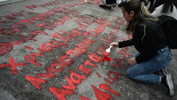  Τραγωδία στα Τέμπη: Φοιτητές ξαναγρέγραψαν τα ονόματα των θυμάτων μπροστά στον Άγνωστο Στρατιώτη 