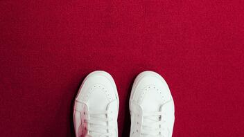 Διατηρήστε τα λευκά αθλητικά παπούτσια σαν καινούργια με ένα απλό υλικό