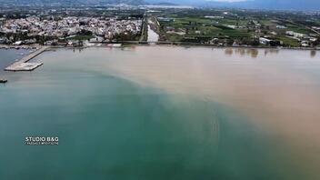 Άλλαξε χρώμα η θάλασσα στην Αργολίδα λόγω κακοκαιρίας
