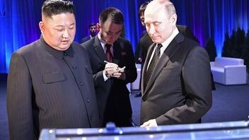 Βόρεια Κορέα: Ο Κιμ Γιονγκ Ουν οδήγησε λιμουζίνα που του χάρισε ο Πούτιν