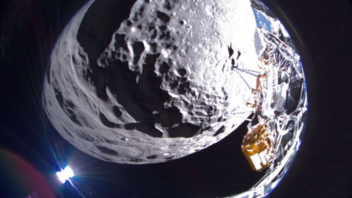 Το διαστημόπλοιο Odysseus έστειλε τις πρώτες φωτογραφίες από το νότιο πόλο της Σελήνης