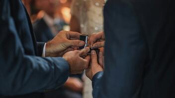 Γάμος ομόφυλων: Πολλά τα... διερευνητικά τηλεφωνήματα στον Δήμο Ηρακλείου
