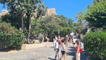Περισσότεροι από 32 εκατ. τουρίστες επισκέφθηκαν την Ελλάδα το 2023