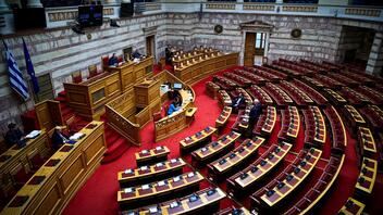 Πόρισμα εξεταστικής για Τέμπη: Σε υψηλούς τόνους η αντιπαράθεση κυβέρνησης και αντιπολίτευσης