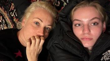 Συγκλονίζει η χήρα του Ναβάλνι: Το μήνυμα στο Twitter αγκαλιά με την κόρη της