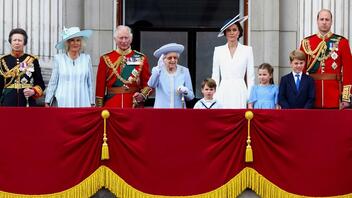 Βρετανία: Το «annus horribilis» επιστρέφει στη βασιλική οικογένεια, 32 χρόνια μετά