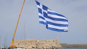 25η Μαρτίου: Σημαία 1,5 στρέμμα υψώθηκε στο λιμάνι του Ηρακλείου!