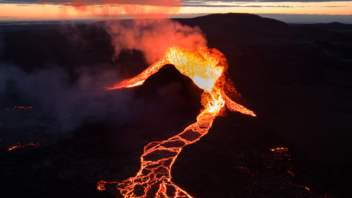 Ισλανδία: Νέα έκρηξη του ηφαιστείου της χερσονήσου Ρέικιανες - Βίντεο