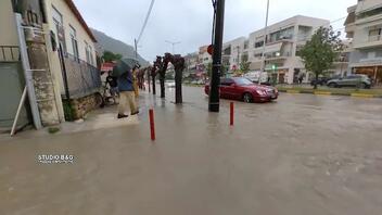 Καταρρακτώδεις βροχές στην Αργολίδα - Ποτάμια οι δρόμοι στο Ναύπλιο