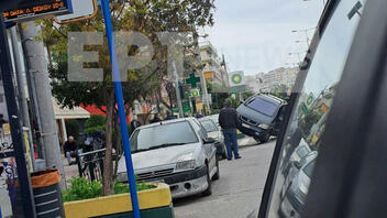 Λεωφόρος Βεΐκου: Διερχόμενο αυτοκίνητο... καβάλησε παρκαρισμένα
