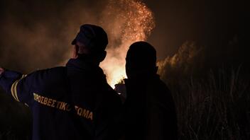 Σε ύφεση η μεγάλη φωτιά στην Κάντανο: Ολονύχτια η μάχη με τις φλόγες και τον αέρα
