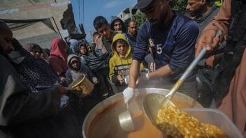Ισραηλινά πυρά και ποδοπάτημα εν μέσω διανομής τροφίμων στη Γάζα, προκάλεσαν «μακελειό»