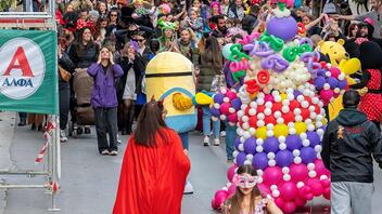 Κορυφώνονται οι αποκριάτικες εκδηλώσεις στο Ρέθυμνο με τη μεγάλη παρέλαση