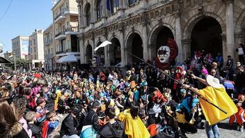 Με καρναβαλιστές θα "πλημμυρίσει" σήμερα το Ηράκλειο - Στις 13.00 η μεγάλη παρέλαση