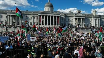 Μεγάλες διαδηλώσεις σε Λονδίνο και Τύνιδα με αίτημα την κατάπαυση του πυρός στη Γάζα