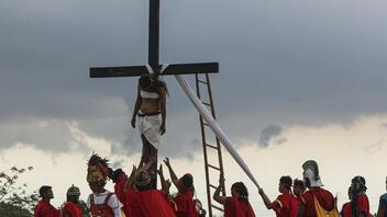 Μεγάλη Παρασκευή στον καθολικό κόσμο με αναπαραστάσεις της Σταύρωσης