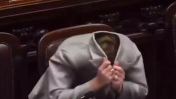 Viral το βίντεο με τη Μελόνι να βάζει το κεφάλι μέσα στο σακάκι της!