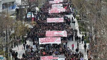  Σε εξέλιξη πανελλαδικό πανεκπαιδευτικό συλλαλητήριο στο κέντρο της Αθήνας 