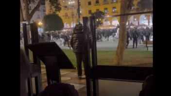 Θεσσαλονίκη: VIDEO - Σοκάρει η στιγμή που όχλος δεκάδων νεαρών επιτίθενται σε δύο τρανς