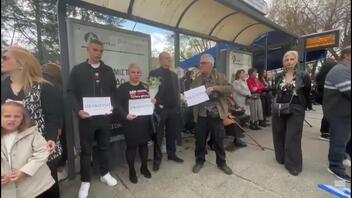 25η Μαρτίου: Σιωπηλή διαμαρτυρία από συγγενείς της Κλαούντια που σκοτώθηκε στα Τέμπη
