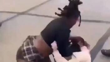 ΗΠΑ: Άγριος καβγάς έφηβων κοριτσιών! Της χτυπούσε το κεφάλι στο πεζοδρόμιο!