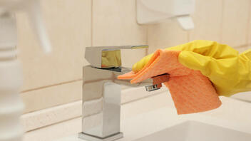 Έξυπνα tips για να απολυμάνετε σωστά το μπάνιο σας