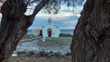 Άγιος Νικόλαος Χερσονήσου: Ένα γραφικό εκκλησάκι εκεί που «σκάει» το κύμα!
