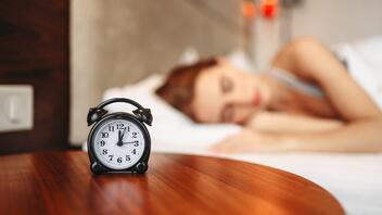 Πώς η θερινή ώρα επηρεάζει τον ύπνο σας και τι να κάνετε γι’ αυτό