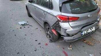 Τρελή πορεία αυτοκινήτου στο Ηράκλειο: Έπεσε πάνω σε σταθμευμένα οχήματα και έγινε καπνός!